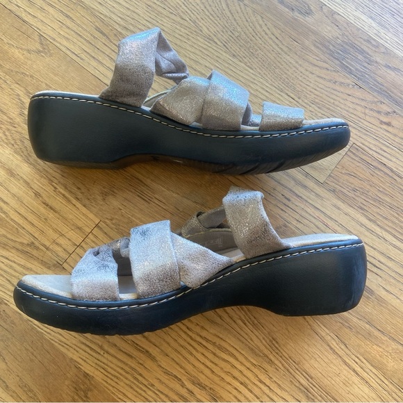 CLARKS collection ultimate comfort sz 8 pewter metallic wrap slide sanda - Picture 3 of 10